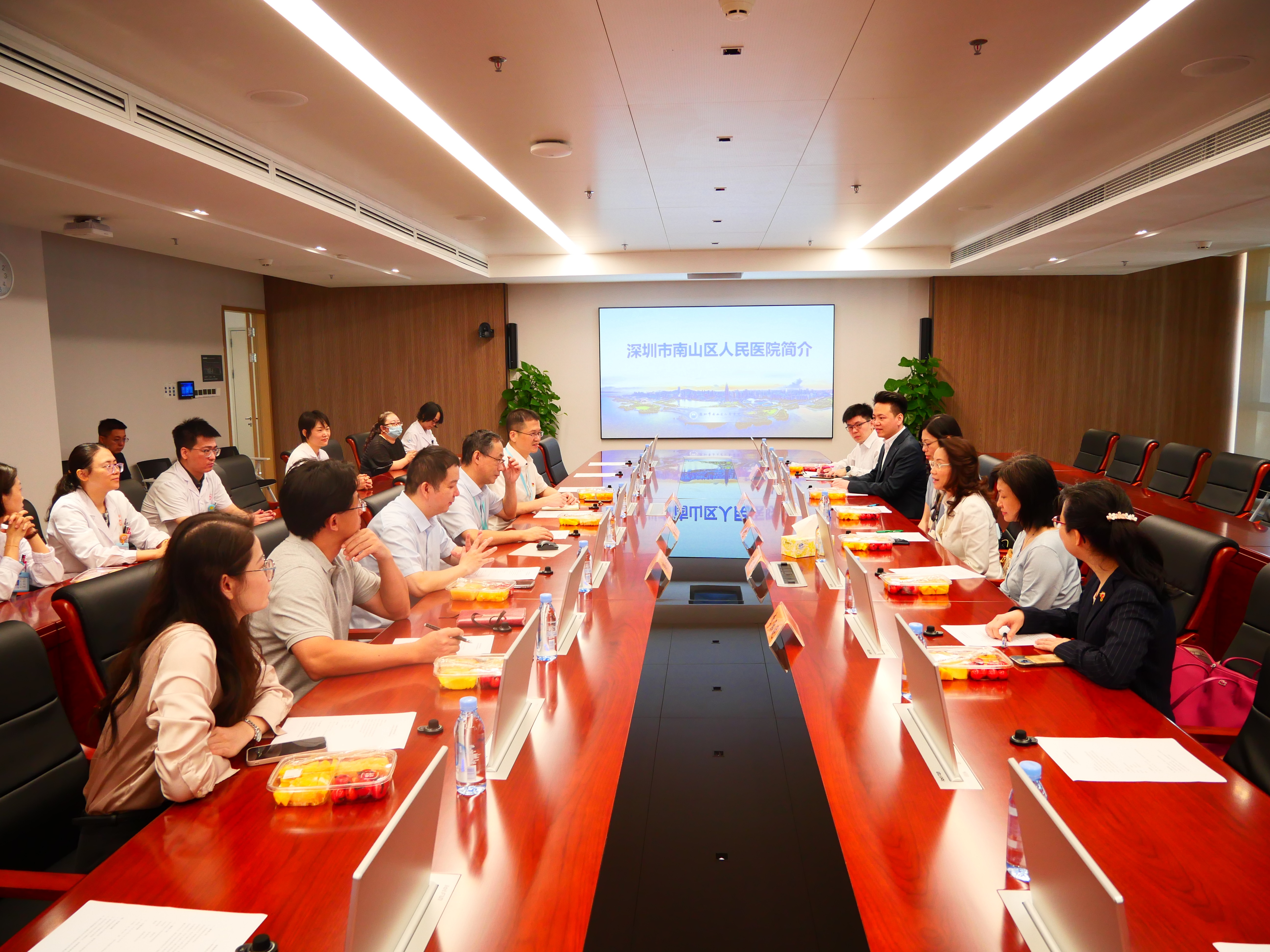 深港共繪跨境醫(yī)療新藍(lán)圖——我司攜手香港醫(yī)管局共赴南山醫(yī)院、北大深圳醫(yī)院訪問交流